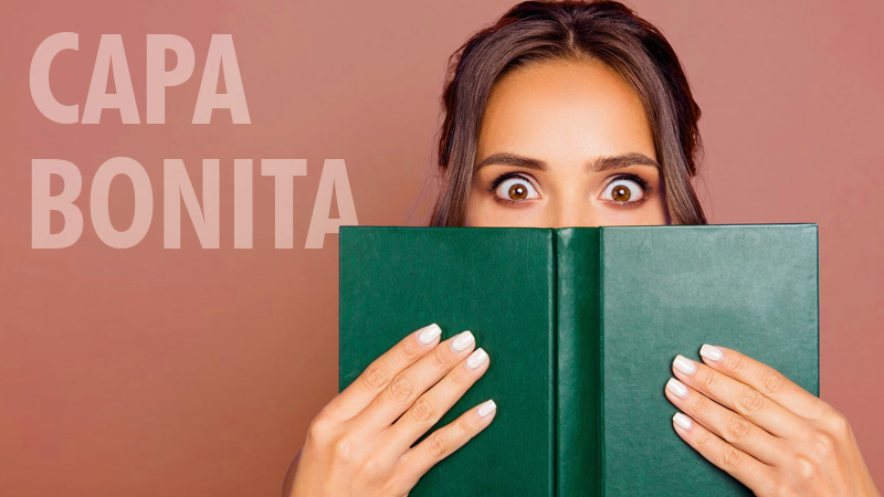 mulher segurando um livro