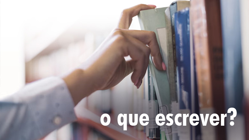 pessoa retirando livro da prateleira